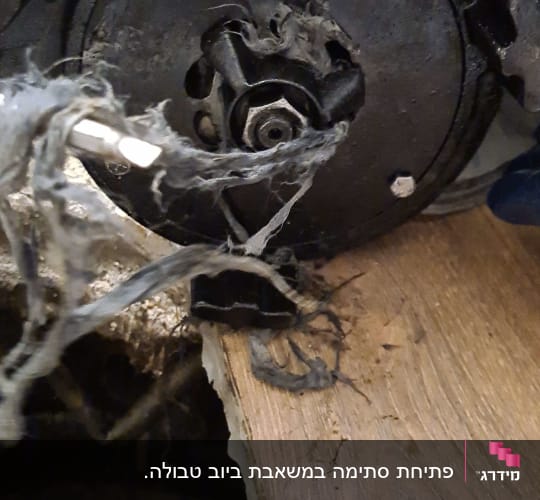 כלי עבודה של אינסטלטור עם חוטים קרועים